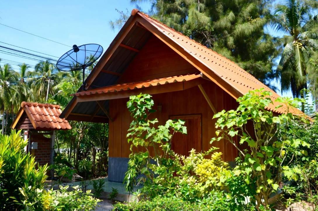 บ้านสนมณีโฮมสเตย์ Bansonmanee Homestay Khanom Exterior photo