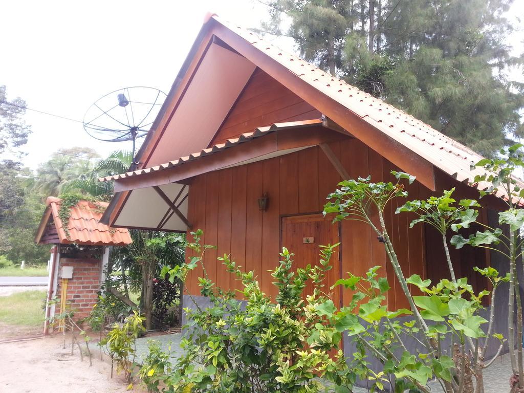 บ้านสนมณีโฮมสเตย์ Bansonmanee Homestay Khanom Exterior photo