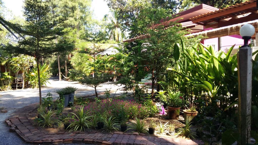 บ้านสนมณีโฮมสเตย์ Bansonmanee Homestay Khanom Exterior photo